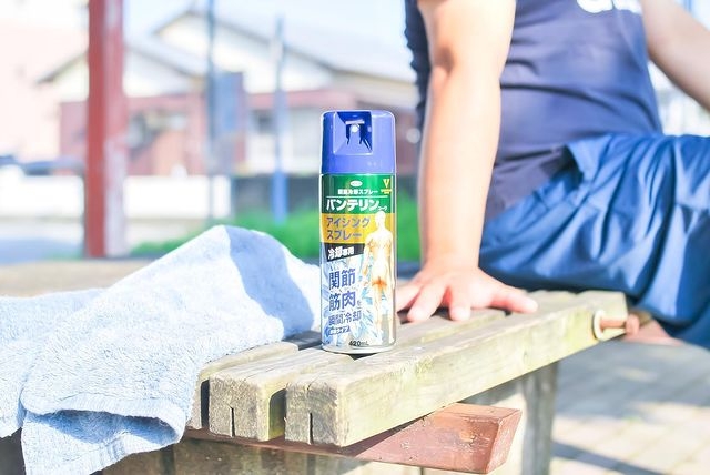 Yalangoch qizlar fotografga suratga tushishadi