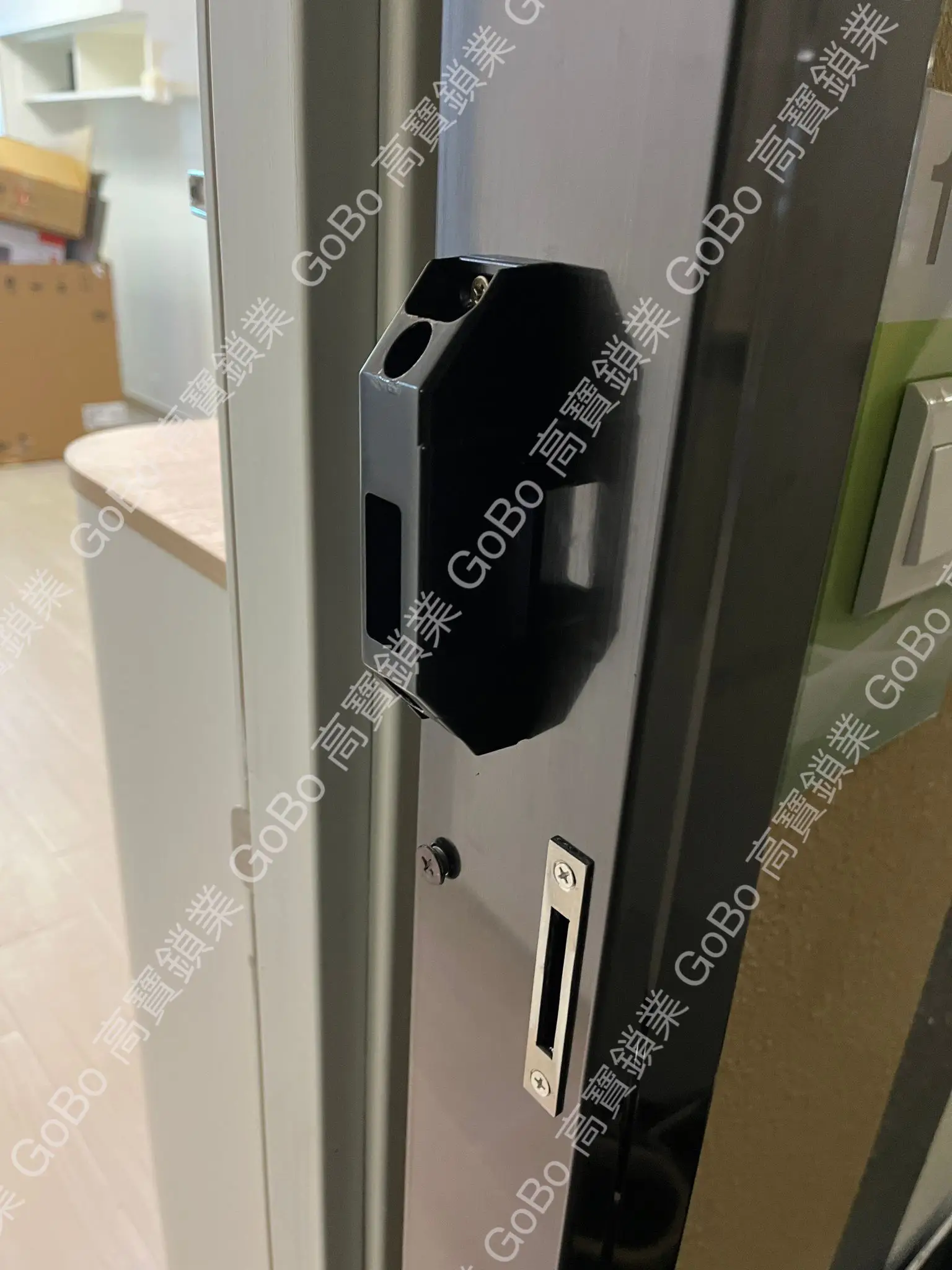 東涌裕雅苑趟閘裝電子門鎖Solity GA-60B 曜石黑- 高寶鎖業GoBo Lock